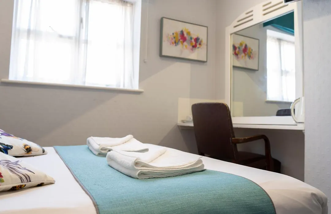 Gatwick Turret Guest House-1