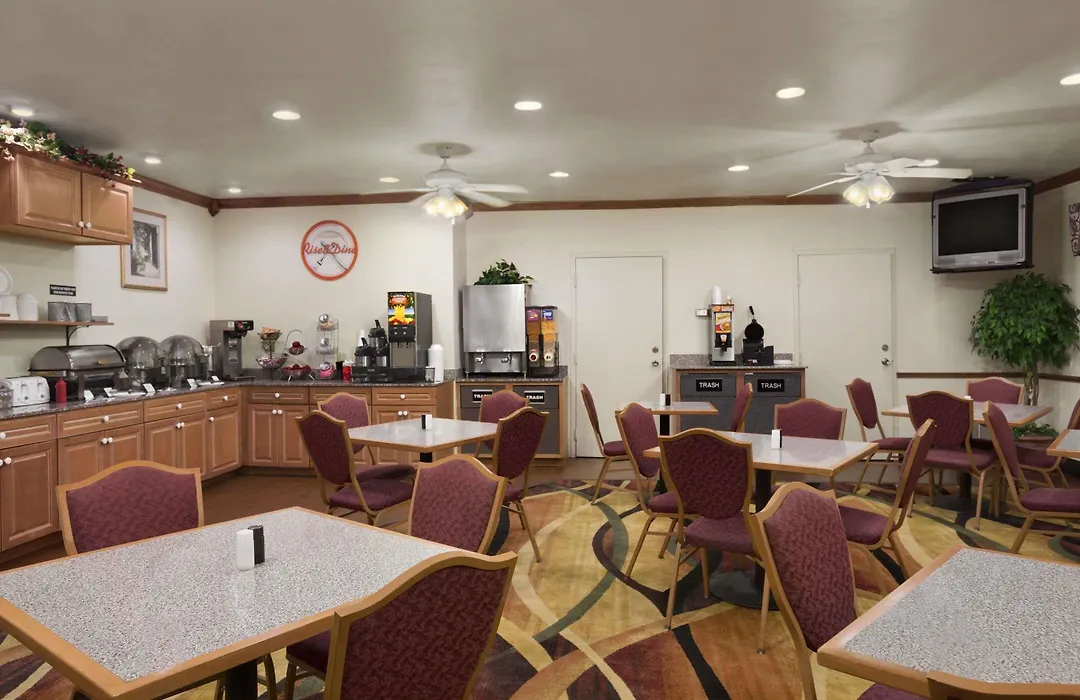Howard Johnson By Wyndham Oklahoma City Okc Airport, Near Fairgrounds, I40- Free Full Hot Breakfast-1