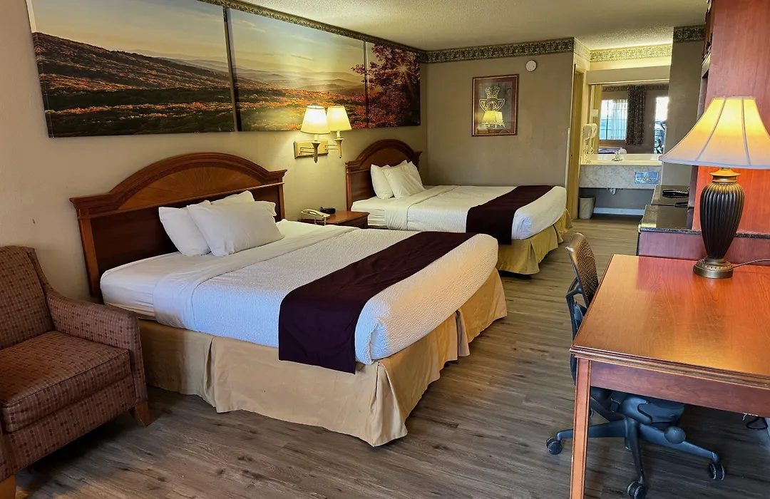 Days Inn & Suites By Wyndham Starkville-1