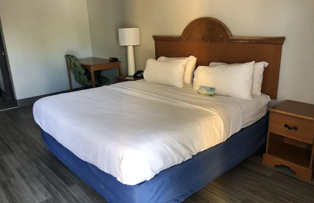 Days Inn & Suites By Wyndham Vicksburg-1