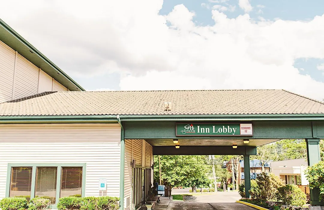 Lavissh Inn And Suites-1