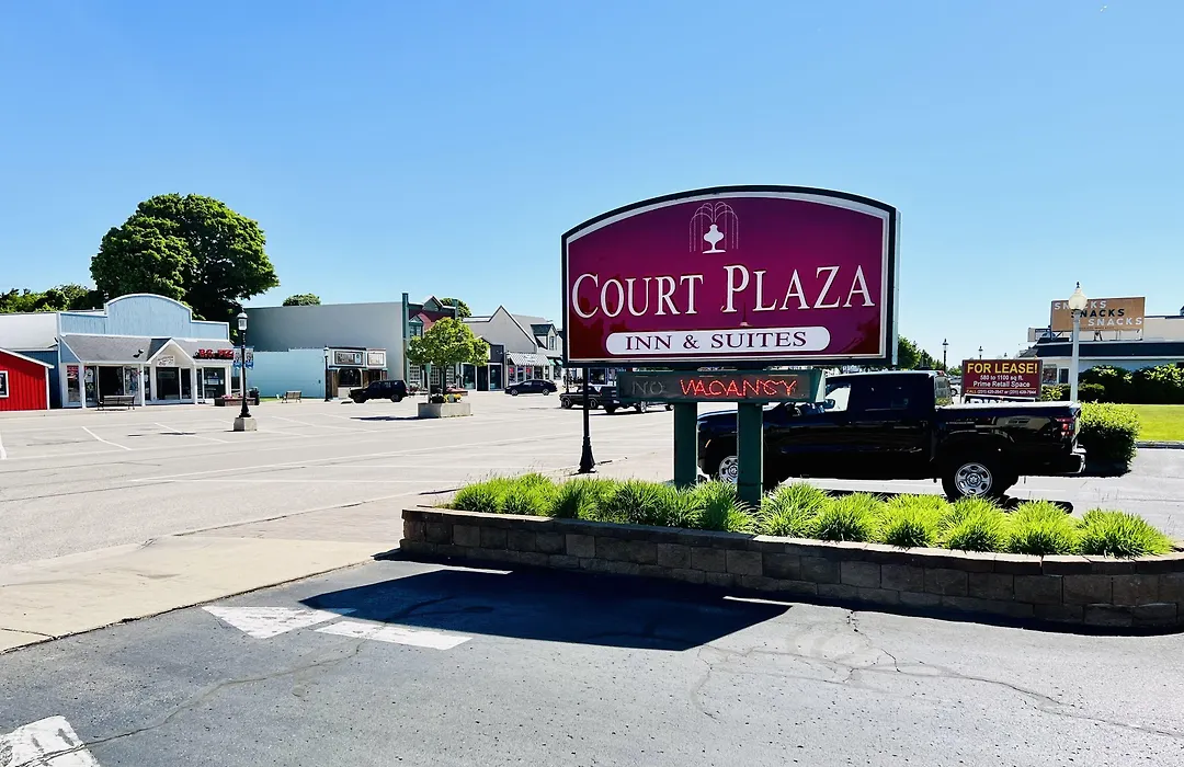 Court Plaza Inn & Suites Of Mackinaw-1