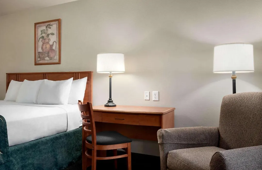 Travelodge By Wyndham Clinton Valley West Court-1