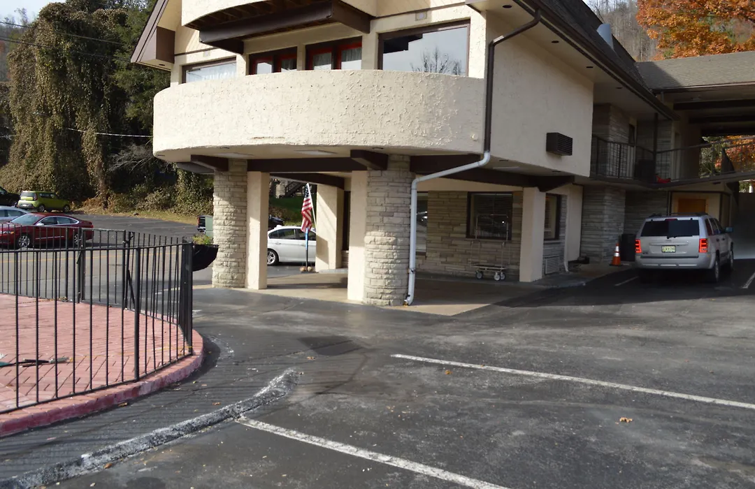 Econo Lodge Inn & Suites On The River-1