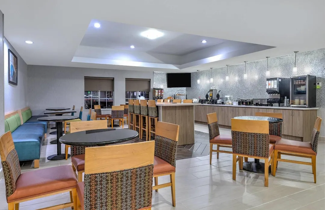 La Quinta Inn And Suites By Wyndham Paris-1