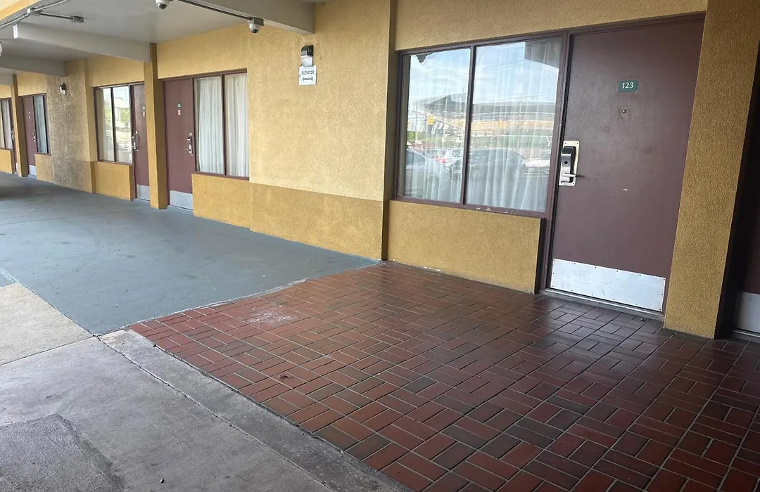 Diamond Inn & Suites-1