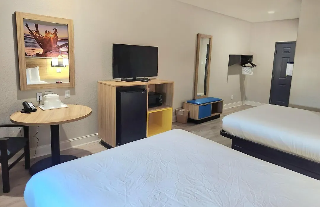 Days Inn & Suites By Wyndham Galveston West/Seawall-1