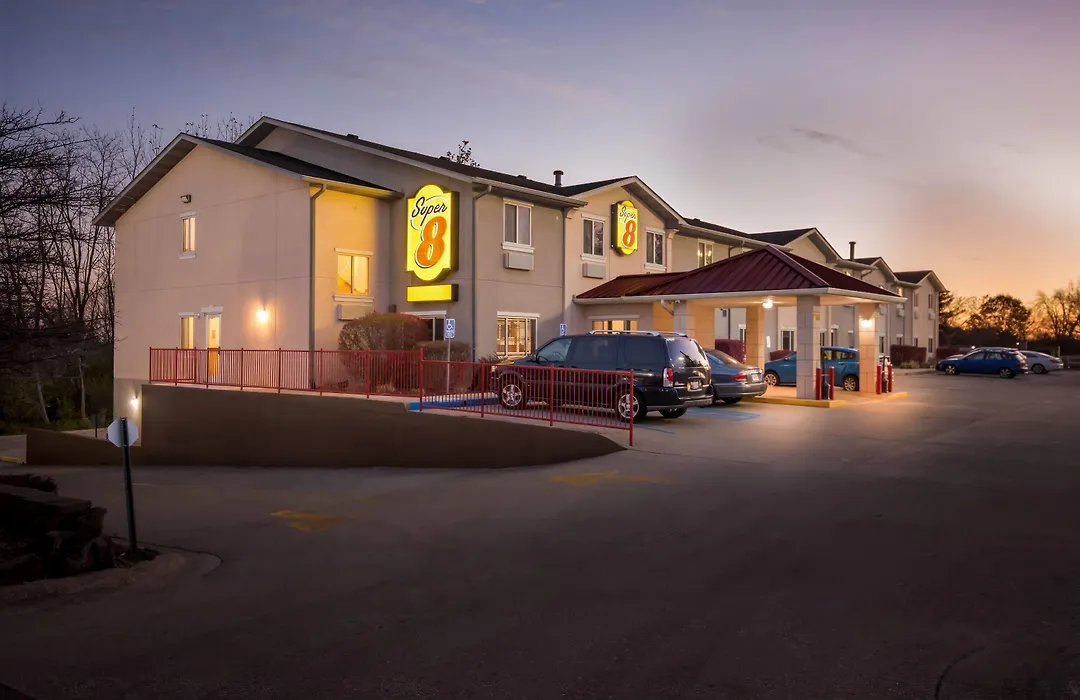 Super 8 By Wyndham Bloomington University Area-1