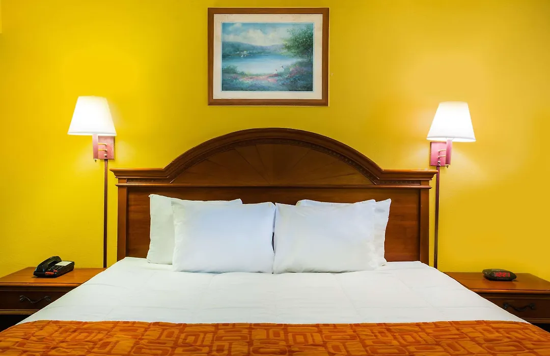 Howard Johnson By Wyndham Panama City-1