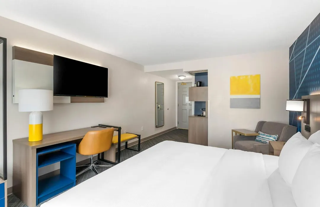 Comfort Inn & Suites Hampton Near Coliseum-1