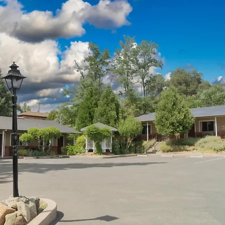 Mariposa Lodge-3