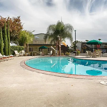 Days Inn & Suites By Wyndham Lodi-2