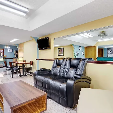 Super 8 By Wyndham Forest Park-2