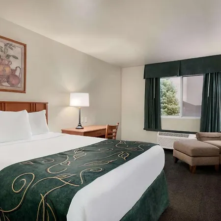 Travelodge By Wyndham Clinton Valley West Court-3