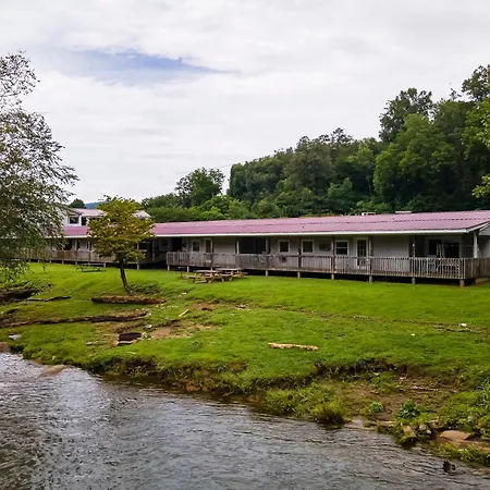 Lloyd'S On The River Country Inn By Oyo-3