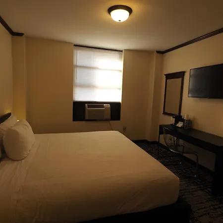 Night Hotel Broadway-2