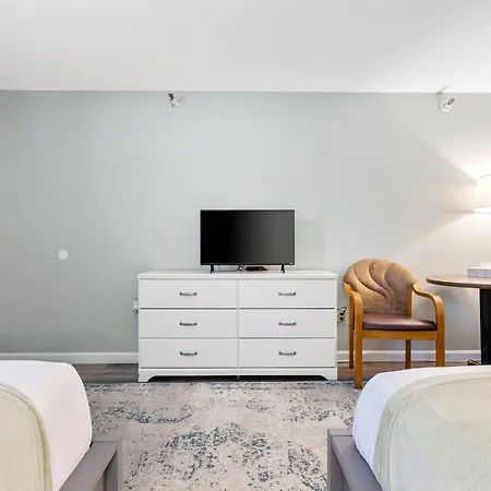 The Lighthouse Inn & Suites-2