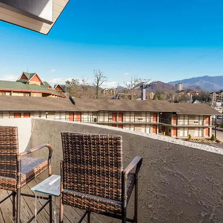 Econo Lodge Inn & Suites On The River-2