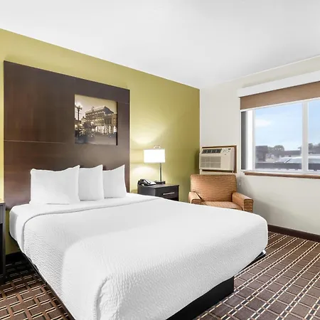 Super 8 By Wyndham La Crosse-3