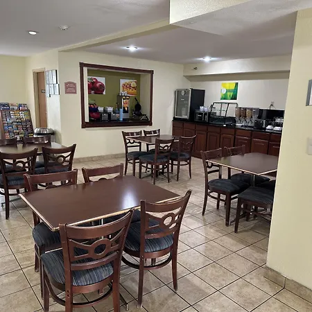 Quality Inn Lincoln Cornhusker-3
