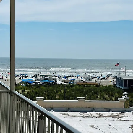 Days Inn By Wyndham Atlantic City Oceanfront-Boardwalk-2