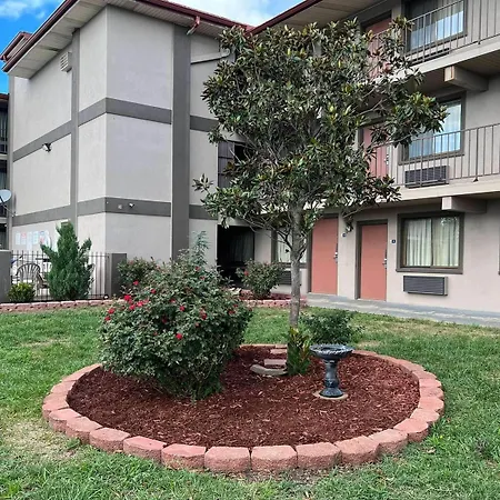 Days Inn & Suites By Wyndham Springfield On I-44-2