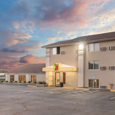 Super 8 By Wyndham Watertown-2