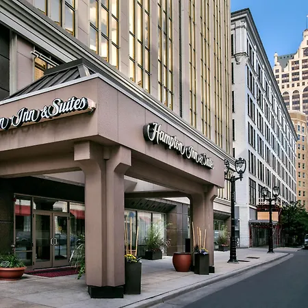 Hampton Inn & Suites Milwaukee Downtown-2