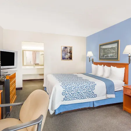 Days Inn By Wyndham Cedar Falls- University Plaza-3