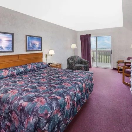 Super 8 By Wyndham St. Ignace-2