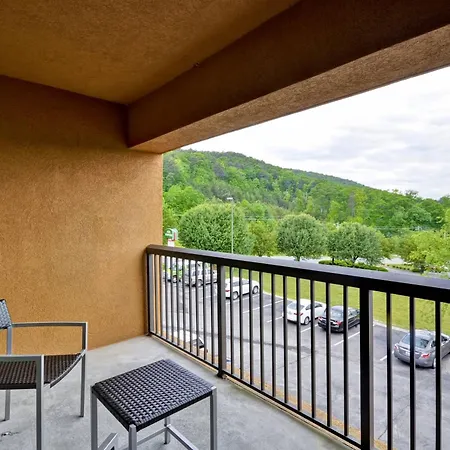 Courtyard By Marriott Dalton-3