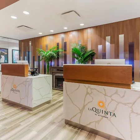 La Quinta Inn & Suites By Wyndham Chicago Downtown-2