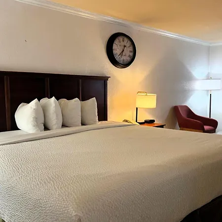 Ramada By Wyndham Birmingham Airport-2