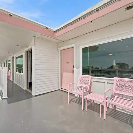 Pink Champagne Boutique Motel-3