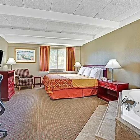 Travelodge By Wyndham Iowa City-2