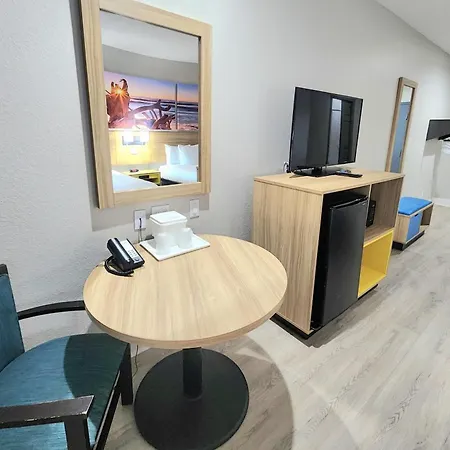 Days Inn & Suites By Wyndham Galveston West/Seawall-2