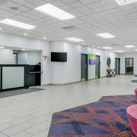 Quality Inn & Suites Livonia - Detroit-3
