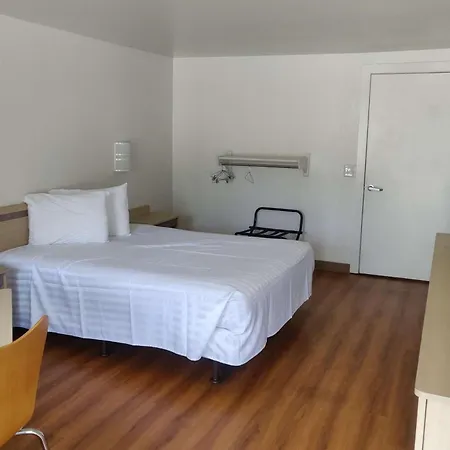 Travelodge By Wyndham Fayetteville-3