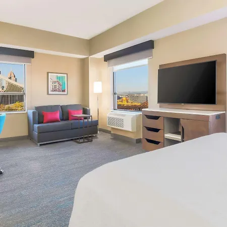 Hampton Inn & Suites Pittsburgh Downtown-3