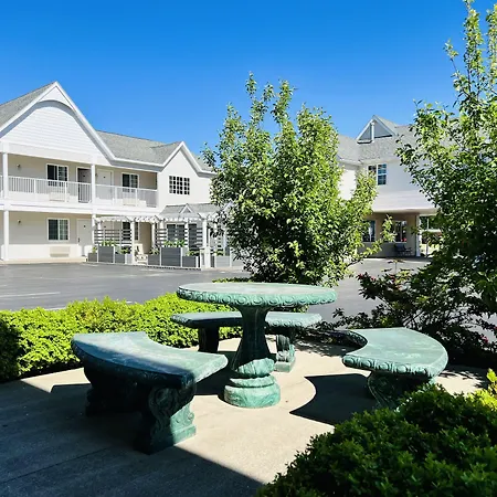 Court Plaza Inn & Suites Of Mackinaw-2