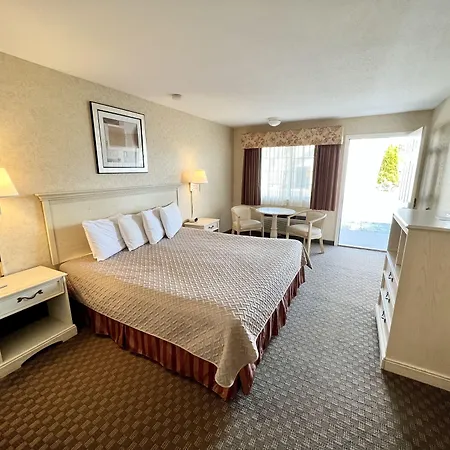 Court Plaza Inn & Suites Of Mackinaw-3