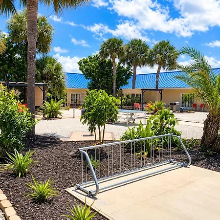 Island Sun Inn & Suites - Historic Venice & Beach Getaway-3