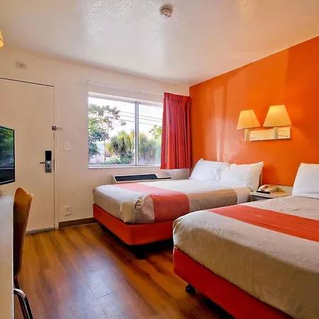 Travelodge By Wyndham Pompano Beach-3