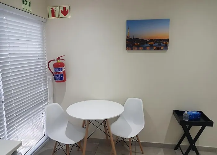 Sharon'S House: Modern Self-Catering Rooms