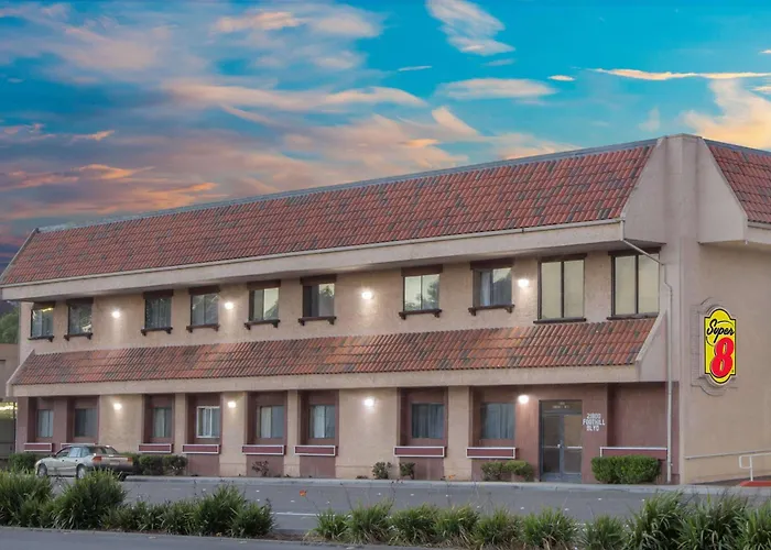 Super 8 By Wyndham Hayward Downtown