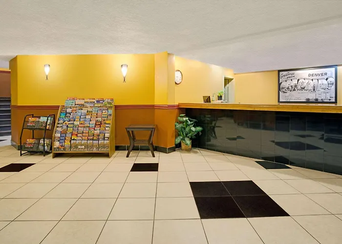 Super 8 By Wyndham Denver Stapleton