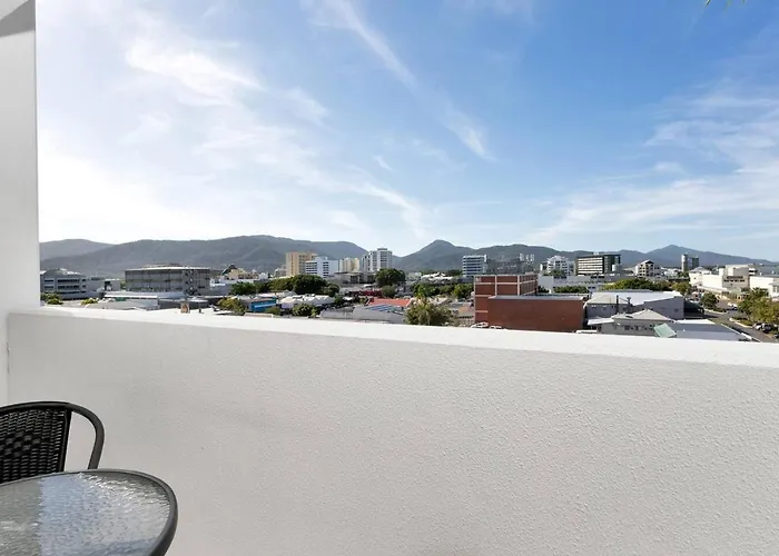 Coastal Chic In Heart Of Cairns With Rooftop Pool