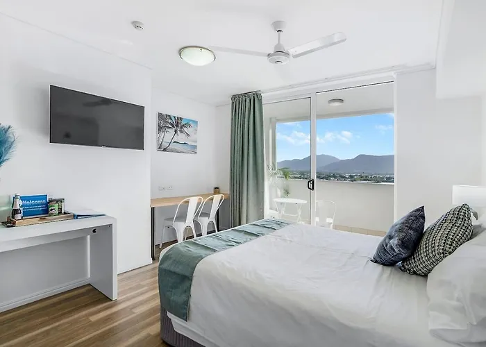 Cairns Central Getaway - A Sleek City Studio