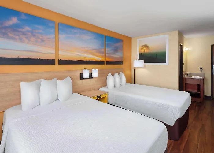 Days Inn By Wyndham Rockford I-90 Walking Distance To Casino