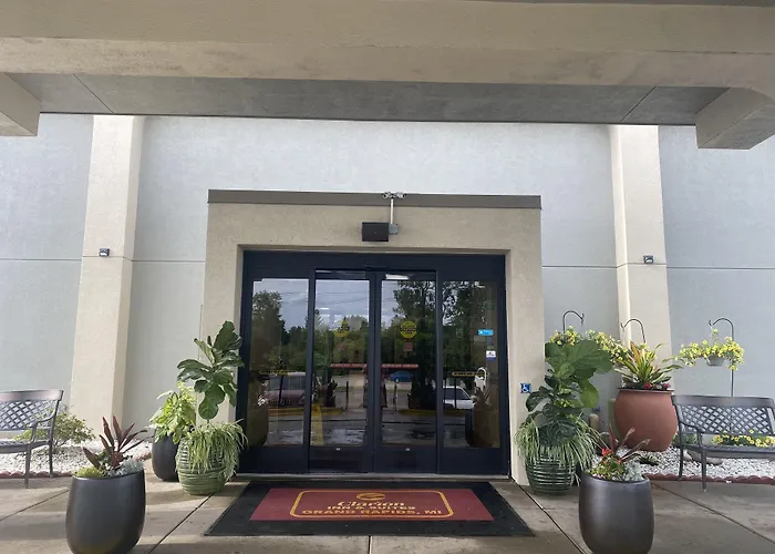 Clarion Inn & Suites Grand Rapids Airport Cascade